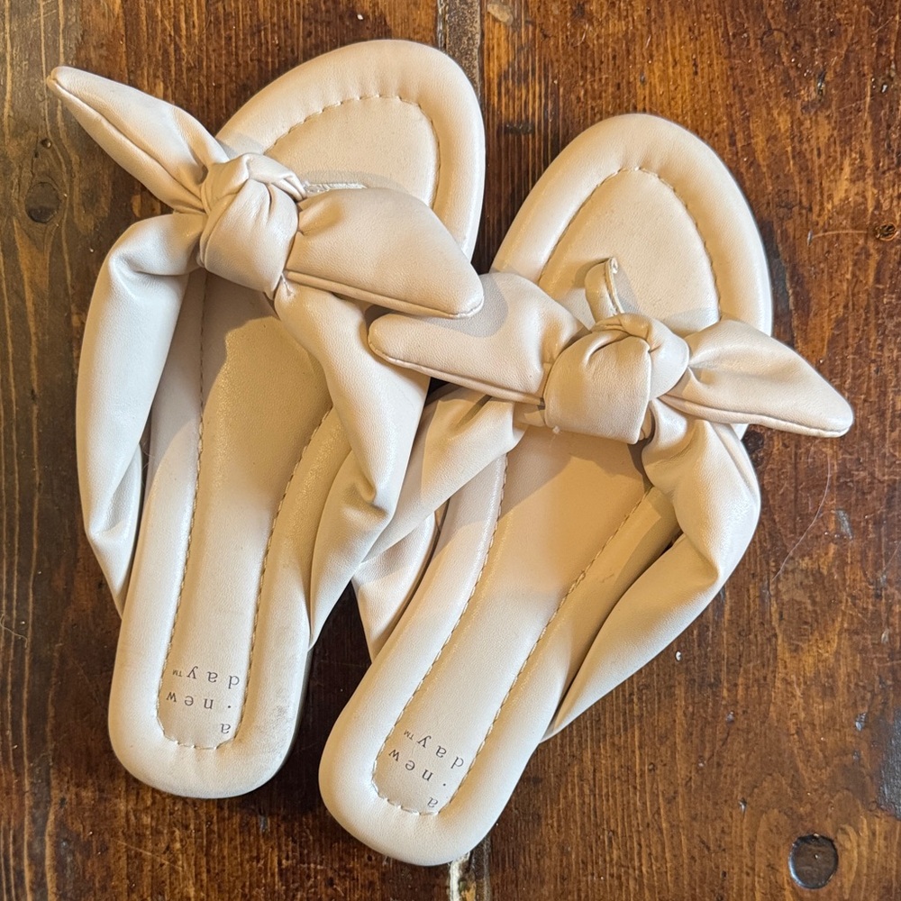 A New Day Target Cream Nude Knot Bow Tie Summer Flip Flop Sandals Size 6 Womens